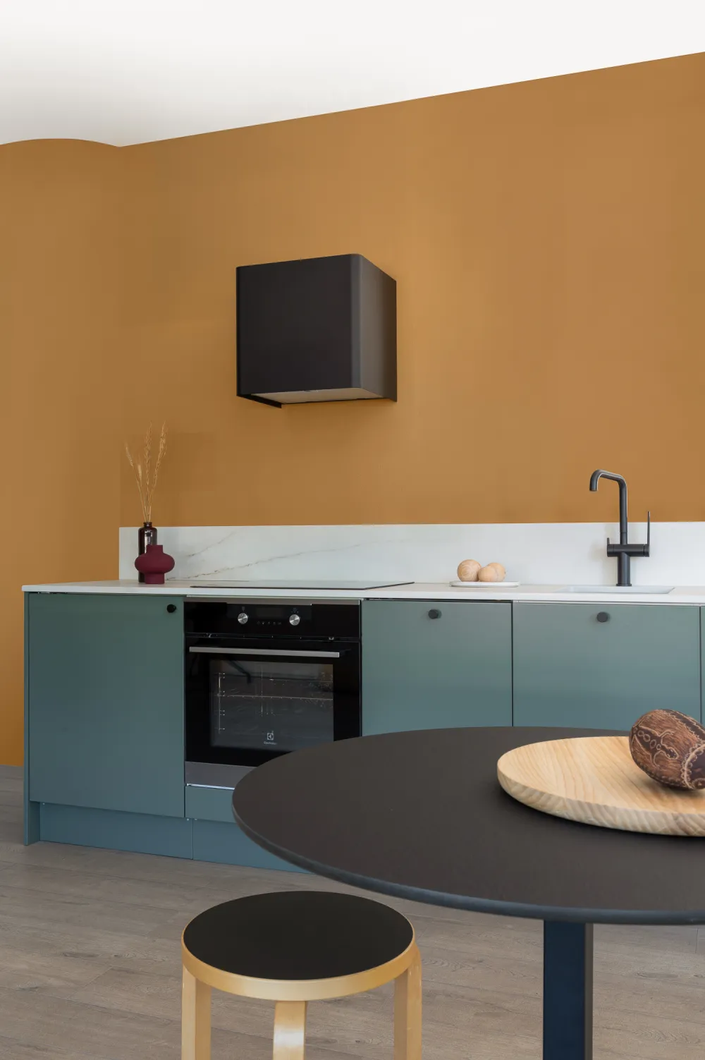 värikäs vihreä keittiö, mustat yksityiskohdat