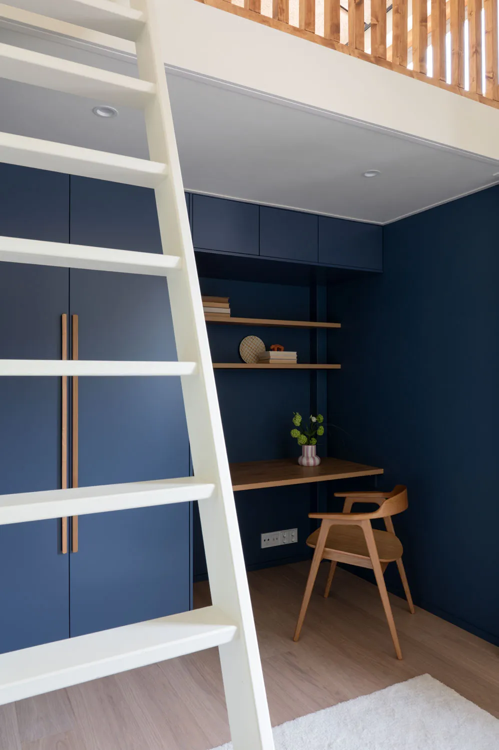 Makuuhuoneen säilytyskaluste erikoissävyllä maalatulla ovella ja tammisilla yksityiskohdilla